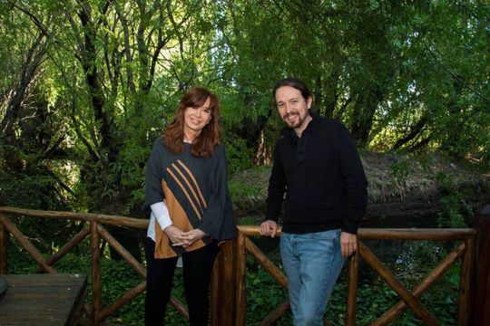 La vicepresidenta Cristina Kirchner junto a Pablo Iglesias, ex vicepresidente español