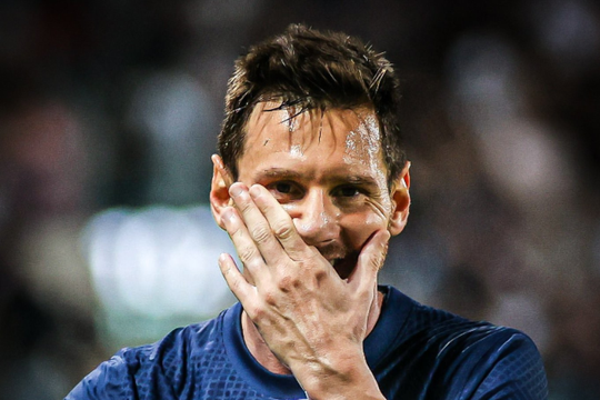 Mirada pícara, obejtivo claro: Messi ganó otro título pero sólo piensa en en 42.
