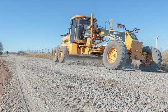 La Provincia licitó obras para mejorar caminos rurales.