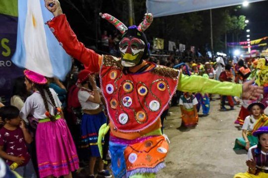endiablado: mira al intendente de chascomus en pleno carnaval