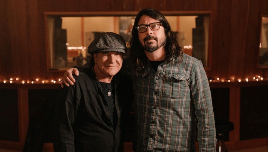 Dave Grohl y Brian Johnson