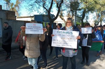 Pehuajó: masiva movilización tras la agresión a una docente ( Foto Radio Mágica)