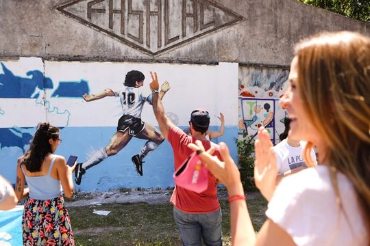 Victoria Tolosa Paz, participó de la pintura de un mural de Diego Maradona y las Islas Malvinas realizado en La Plata