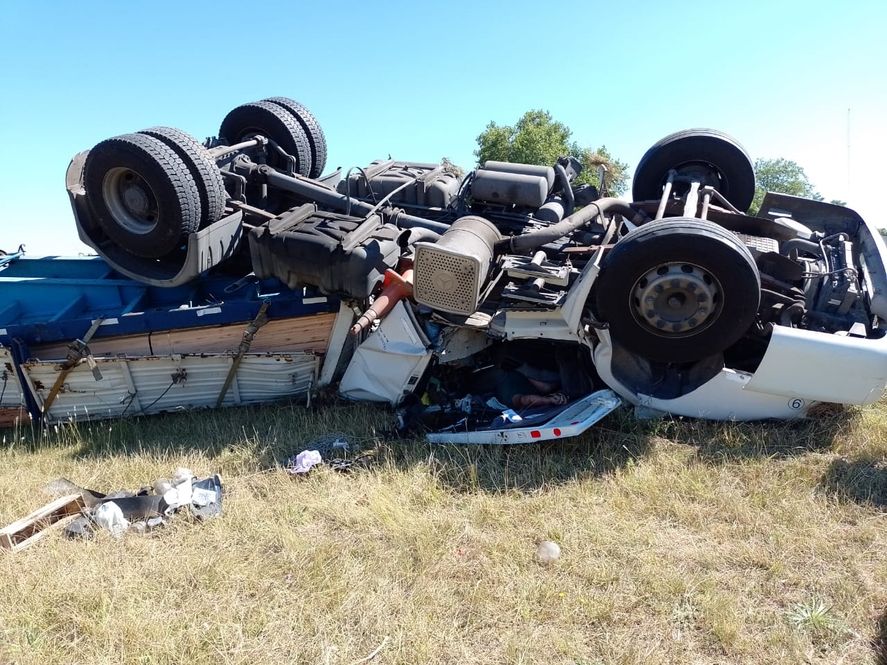 La Plata: volcó un camión y murió aplastado su conductor