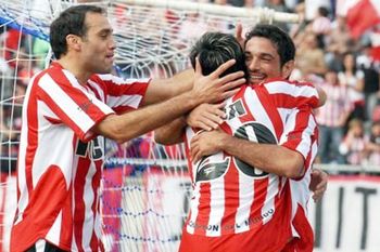 Ezequiel Maggiolo festeja uno de sus goles en el recordado 2-1 de 2008 en el Clásico Platense.