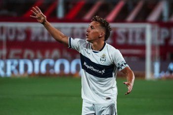 Pablo De Blasis con la camiseta de Gimnasia, antes de sufrir el corte que lo dejó afuera del partido 