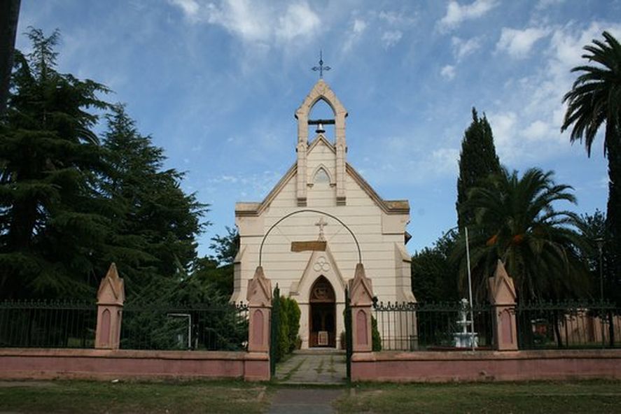 La parroquia Nuestra Señora de Luján es uno de los puntos turísticos que recorre el itinerario en este pueblo rural.