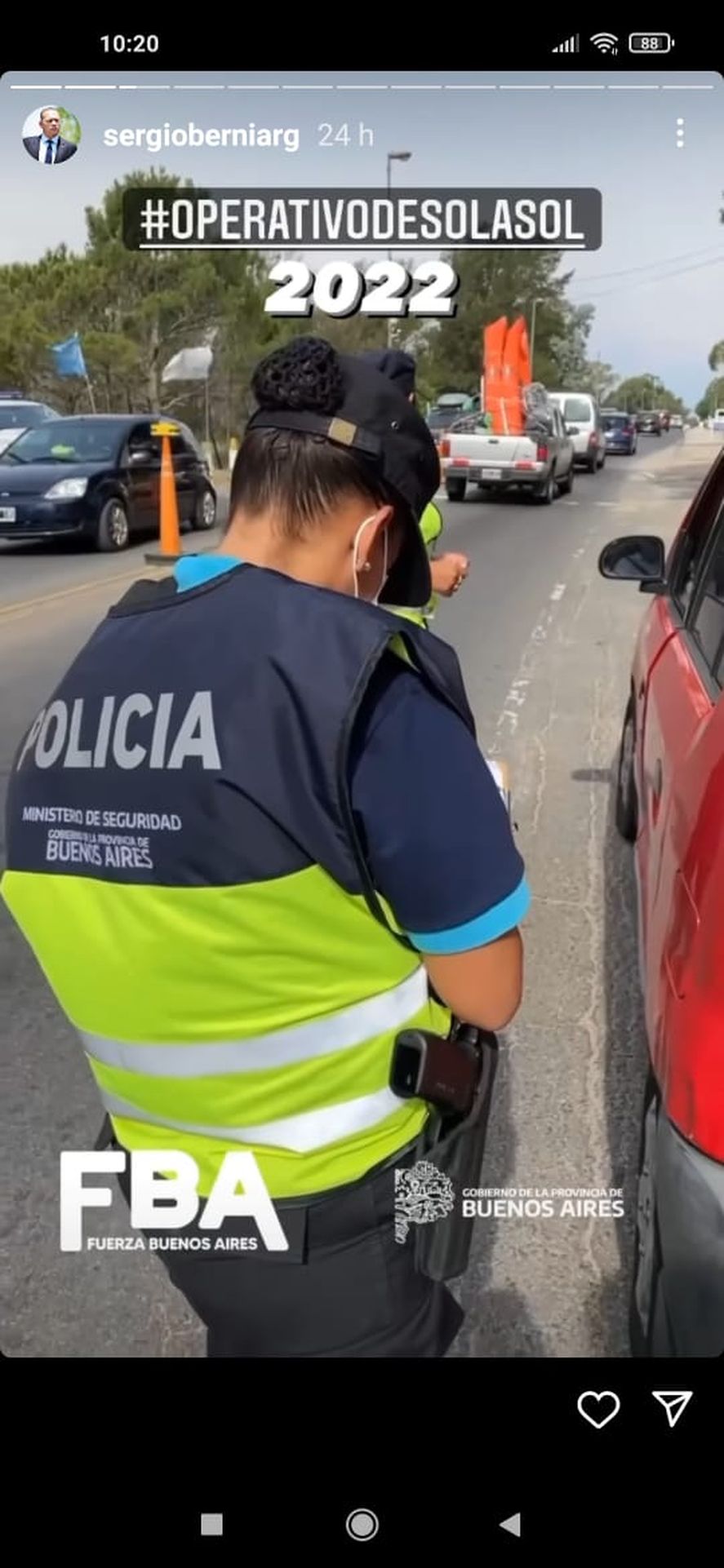 En la publicación, que el propio Sergio Berni subió a su Instagram, se puede ver a una agente de la Policía Bonaerense sin el cargador en la pistola reglamentaria.