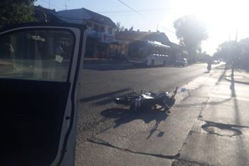 city bell: una automovilista alcoholizada atropello a un motociclista y se dio a la fuga