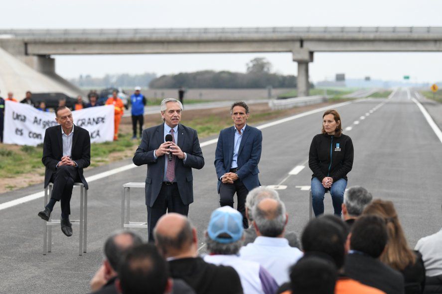 Alberto Fernández, Gabriel Katopodis y Gustavo Arrieta encabezaron la inauguración de la autopista en la ruta nacional 8.
