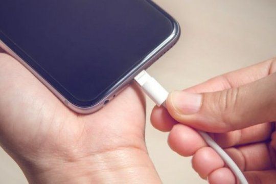 tecnologia: ¿por que resulta riesgoso usar cables de mala calidad para cargar el celular?