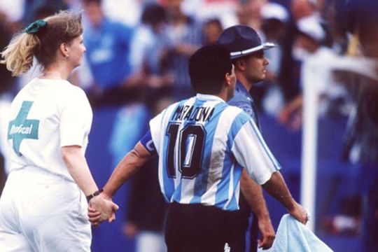 La imagen del adiós: la enfermera se lleva a Diego de la cancha, fue el adiós de Maradona de la Selección.