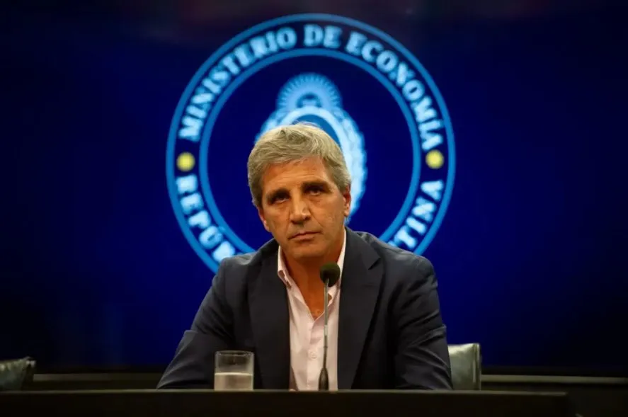 Temen que Luis Caputo, ministro de Econom&iacute;a de la Naci&oacute;n, reestructure deuda en d&oacute;lares sin ning&uacute;n tipo de restricci&oacute;n.