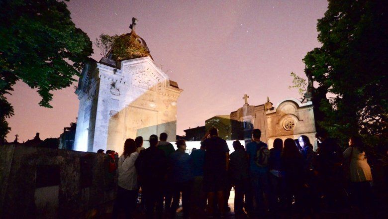 Entre tumbas y masonería: organizan una visita guiada nocturna al Cementerio platense