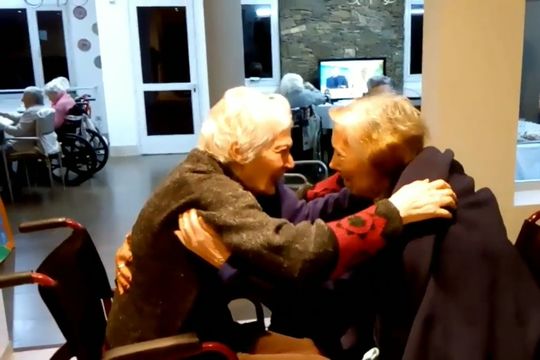 Las hermanas se reencontraron en una residencia de adultos mayores