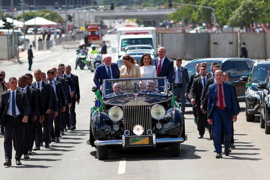 Lula Da Silva recorre las calles de Brasil en su asunción como presidente.