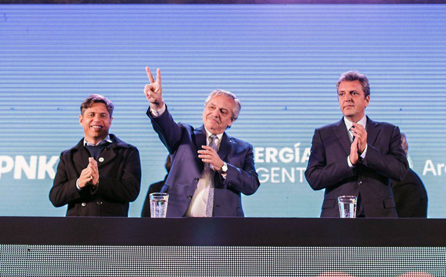 Axel Kicillof, Alberto Fernández y Sergio Massa durante la firma de contratos para el Gasoducto Presidente Néstor Kirchner. 10/08/22.