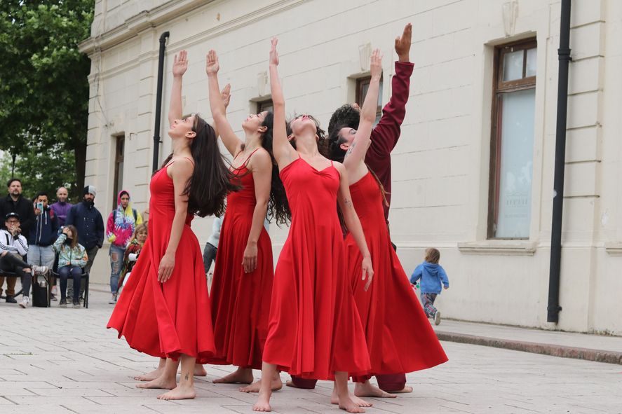 La Plata: se realizará un show gratuito de danzas en plaza Islas Malvinas
