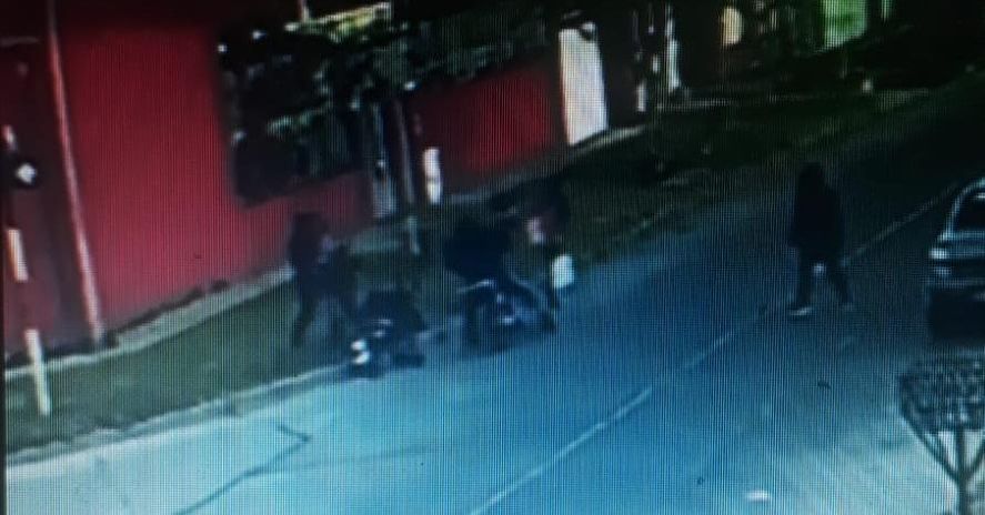 La Plata: motochorros asaltaron a tres mujeres que llevaban a un bebé