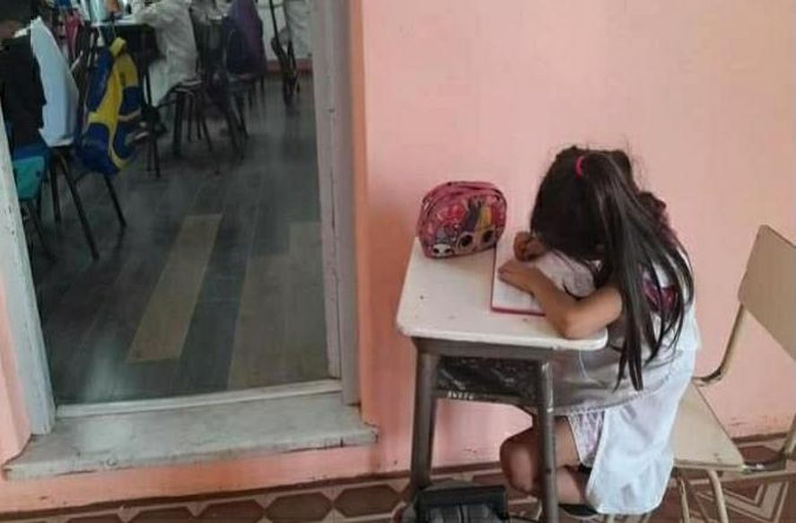 En Saldungaray una madre denuncia que su hija sufre bullying y la hacen estudiar fuera del aula. 