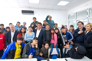 Fernando Espinoza y Axel Kicillof, junto a los alumnos de una de las escuelas que visitaron en La Matanza.