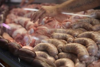 Dos carnicerías fueron clausuradas por presunta venta de carne de caballo
