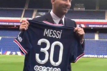 Lionel Messi con la camiseta 30 del PSG