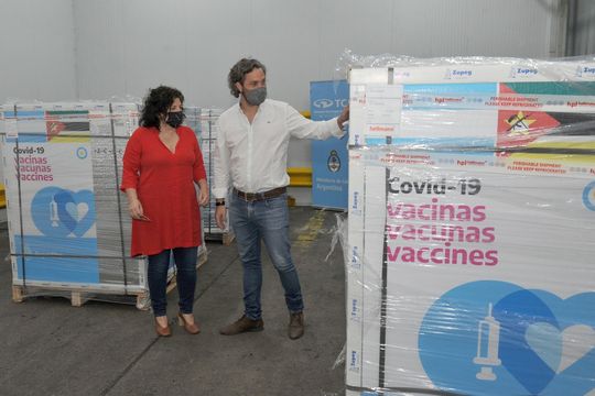 Carla Vizzotti, del Ministerio de Salud, y Santiago Cafiero, de la Cancillería Argentina, firmaron la donación