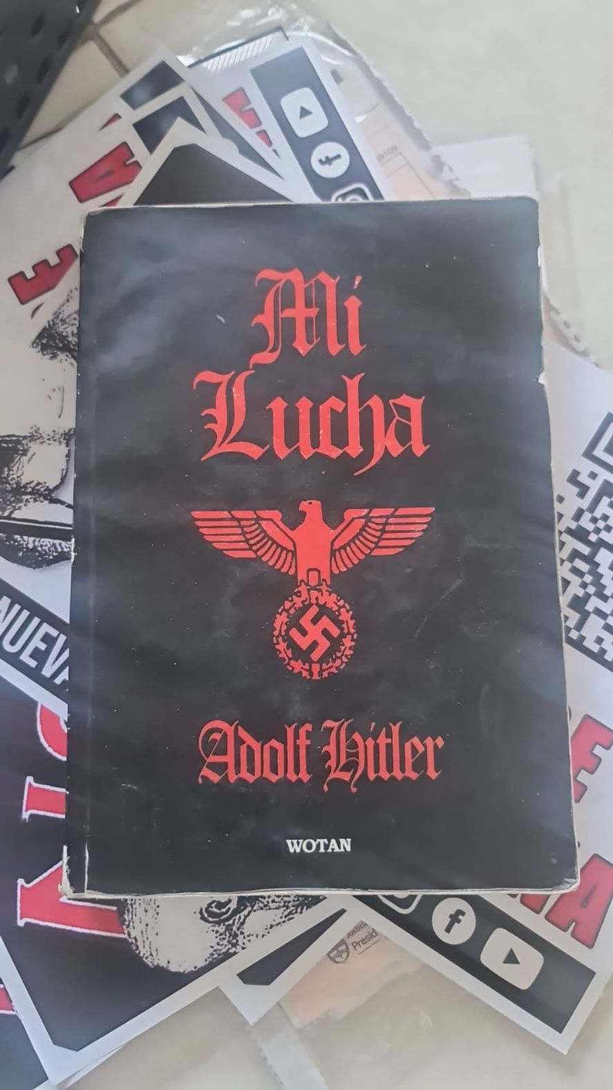 Adem&aacute;s de armas y explosivos, se encontr&oacute; bibliograf&iacute;a nazi como este ejemplar de Mi lucha.