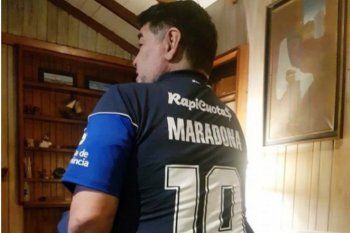 Diego Maradona y la primera vez que se puso la camiseta de Gimnasia