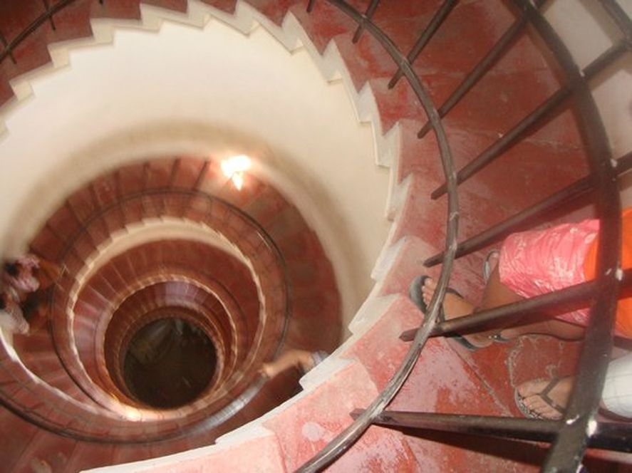 La escalera interna del Faro de Claromecó. Sólo abre los miércoles y sábados, y eso desilusiona a los turistas que no pueden visitarlo con mayor horario disponible 