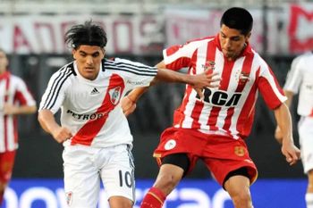 Enzo Pérez con Estudiantes, frente a River, en 2010.