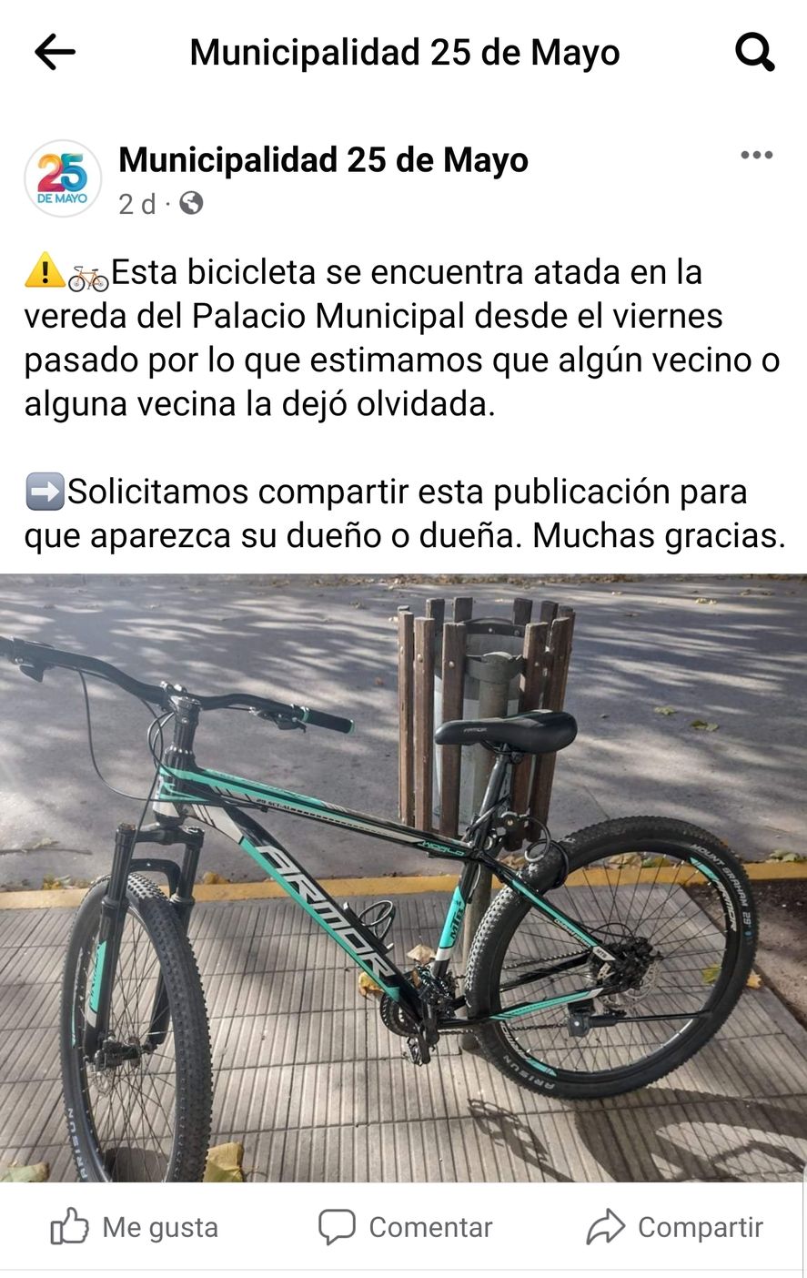 Así se ve la publicación en la cuenta oficial de Facebook del municipio de 25 de Mayo, sobre la bicicleta que quedó atada frente al Palacio Municipal desde el viernes pasado 