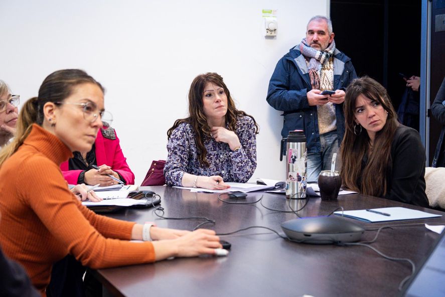 Soledad Alonso (centro) y Maite Alvado (izquierda), las autoras del proyecto.