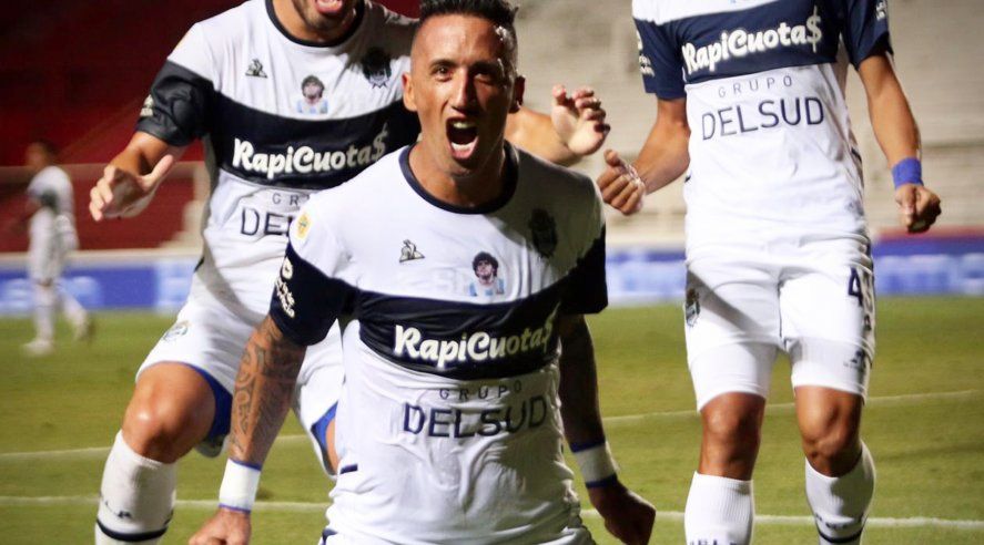 Lucas Barrios grita uno de sus goles en Gimnasia.
