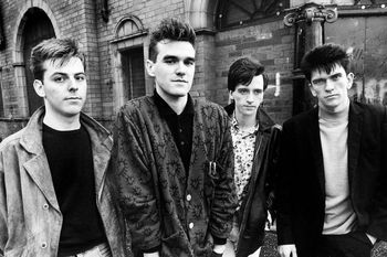 Murió el bajista de los Smiths: Andy Rourke participó de varios clásicos de The Smiths como “This Charming Man”, “There is a Light That Never Goes Out”, “Girlfriend In a Coma” o “Bigmouth Strikes Again”. También colaboró con Morrissey en algunos de sus temas como solista.