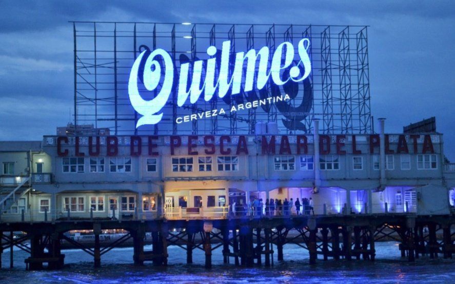 Clásico de clásicos: Volvió el cartel de Quilmes al muelle de los Pescadores en Mar del Plata