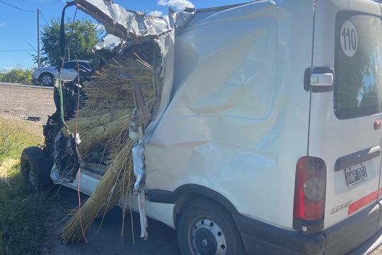 un hombre pelea por su vida tras accidente entre una camioneta y un camion