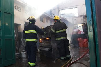 Lanús: un voraz incendio destruyó una fábrica de galletitas