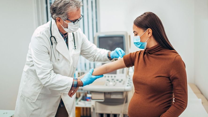 La vacuna del Covid reduce complicaciones durante el embarazo.