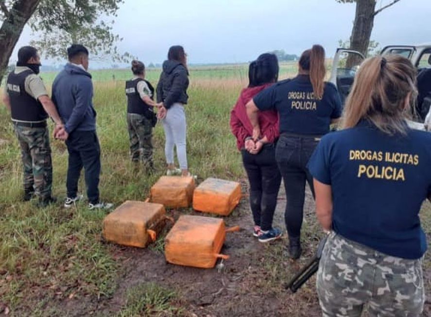 Pergamino: arrojaron en paracaídas 132 kilos de cocaína