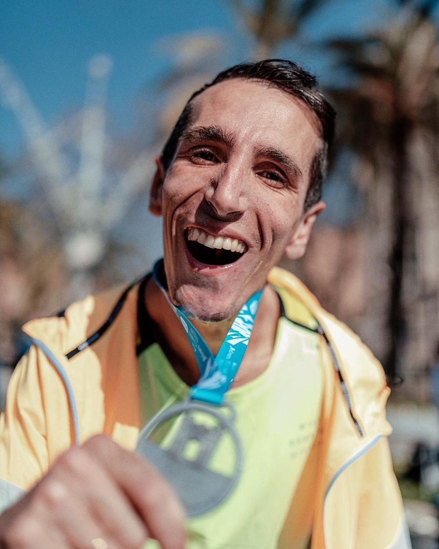 En la 44° edición de la Maratón de Barcelona, un atleta con un 76% de discapacidad se convirtió en el primero del mundo en completar este tipo de competencias.