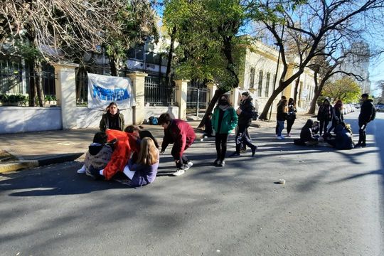 frio en las escuelas: gremios docentes piden una reunion urgente
