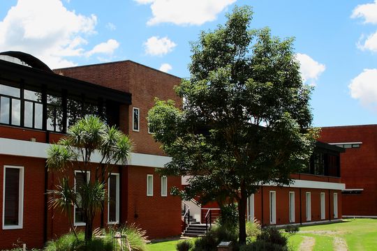Los pisos de goma que comenzó a producir la UTN regional de La Plata se aplicarán en 140 casas, además se podrán aplicar en obras de pavimentación y zonas de juegos para niños, entre otros espacios públicos