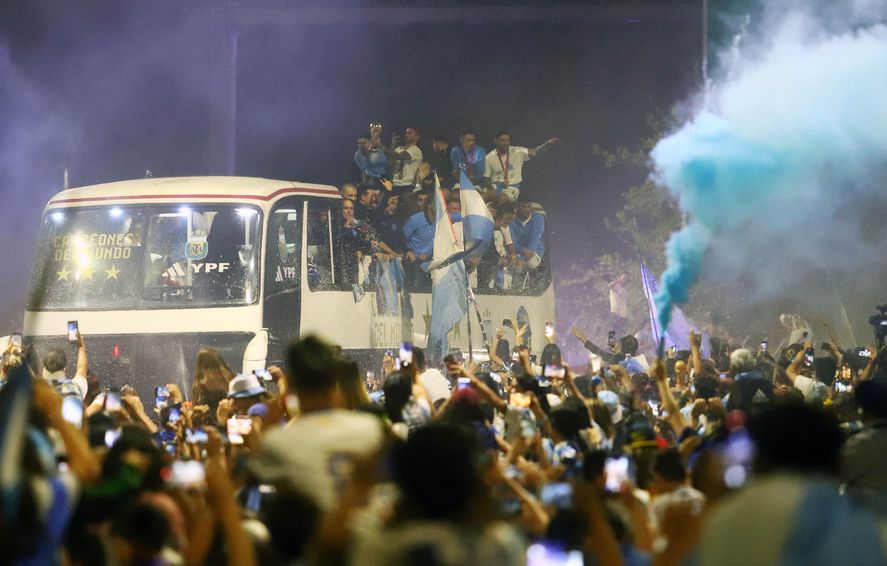 La Selección Argentina fue acompañada por una multitud desde el aeropuerto de Ezeiza hasta el predio de la AFA. 