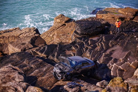 El joven de 22 años perdió el control de su vehículo, que cayó sobre las rocas en la zona de Playa Chica, en Mar del Plata. Foto: Telam