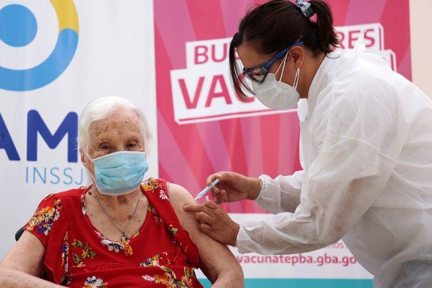 Es falso que la tercera dosis sea libre para los mayores de 60 años en la provincia de Buenos Aires