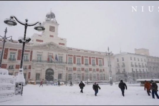 La Puerta del Sol en Madrid. Un ícono de la ciudad capital de España con imágenes imponentes de la nevada 