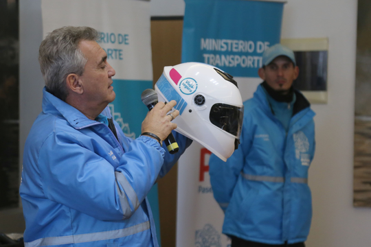 El Ministerio de Transporte bonaerense visitó Ituzaingó para fortalecer políticas de seguridad vial: se entregaron cascos, equipo de alcoholímetro y alómetro.