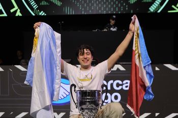 Larrix con el título tras ser campeón internacional de freestyle.